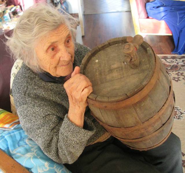 94 Year Old Woman Models Vintage Items For Sale On eBay (10 pics)