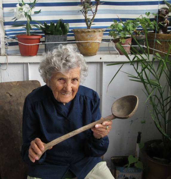 94 Year Old Woman Models Vintage Items For Sale On eBay (10 pics)