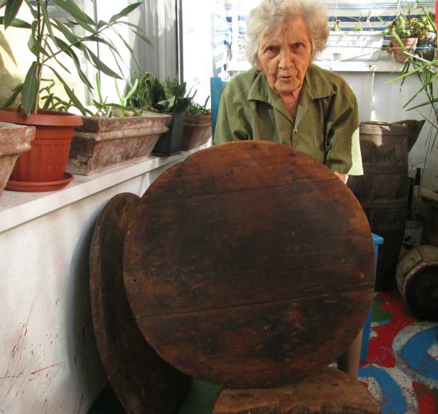 94 Year Old Woman Models Vintage Items For Sale On eBay (10 pics)