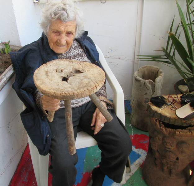 94 Year Old Woman Models Vintage Items For Sale On eBay (10 pics)