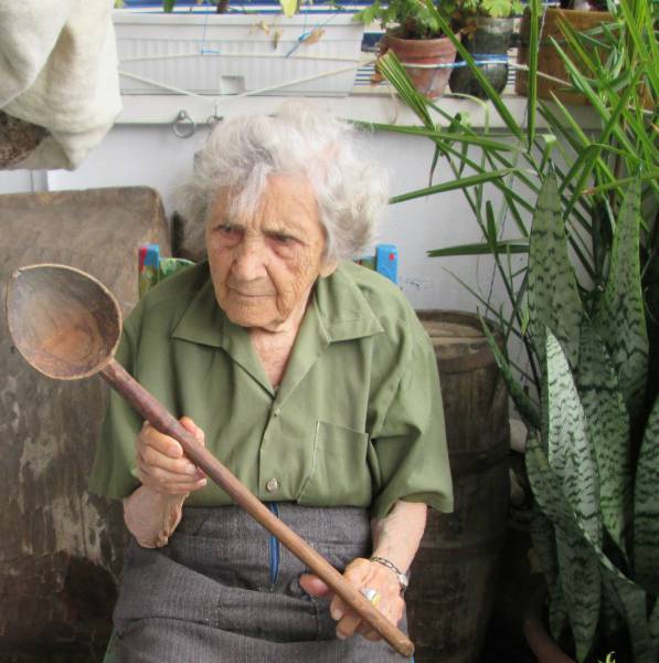 94 Year Old Woman Models Vintage Items For Sale On eBay (10 pics)