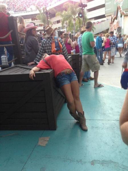 Drunk People Doing Stupid Things (49 pics)