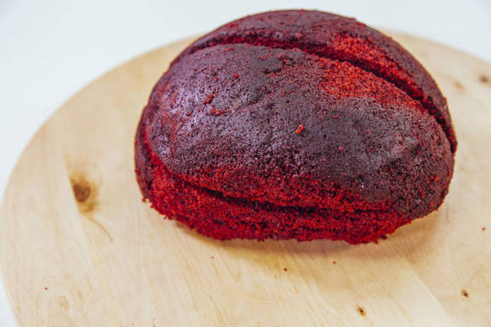 How To Make The Perfect Red Velvet Brain Halloween Cake (8 pics + video)