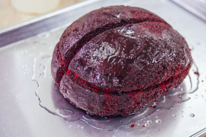 How To Make The Perfect Red Velvet Brain Halloween Cake (8 pics + video)