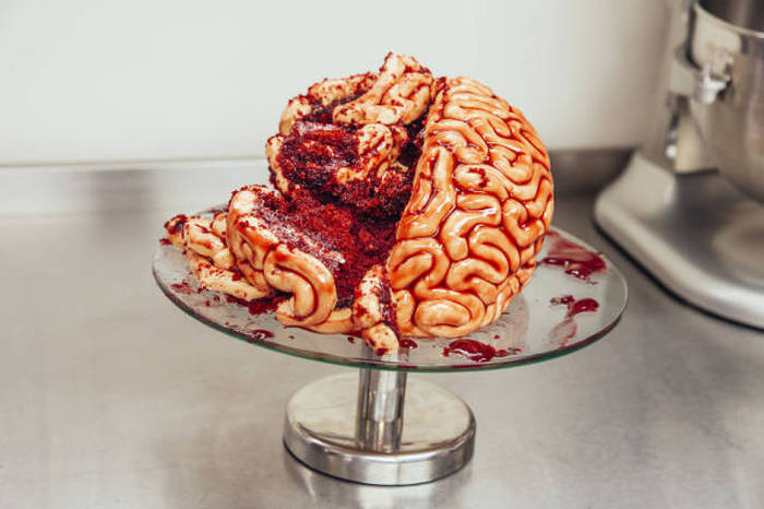 How To Make The Perfect Red Velvet Brain Halloween Cake (8 pics + video)