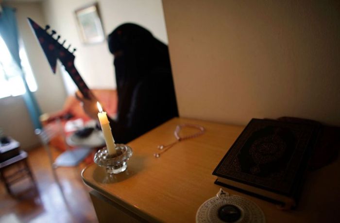 This Burqa Wearing Guitarist Really Knows How To Shred (11 pics + video)