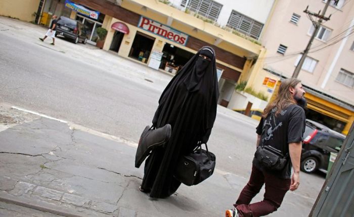 This Burqa Wearing Guitarist Really Knows How To Shred (11 pics + video)