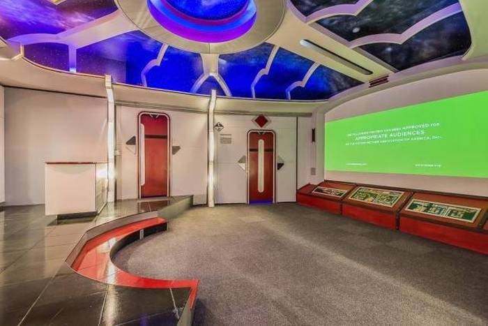 This Texas House Has A Secret Room With A Star Trek Shine (13 pics)