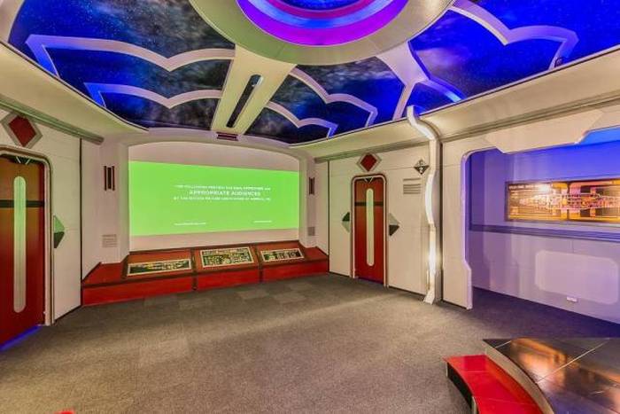 This Texas House Has A Secret Room With A Star Trek Shine (13 pics)