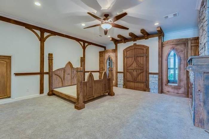 This Texas House Has A Secret Room With A Star Trek Shine (13 pics)