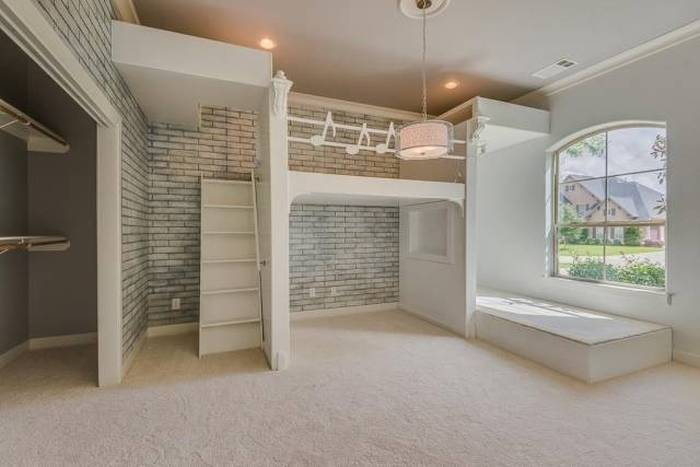 This Texas House Has A Secret Room With A Star Trek Shine (13 pics)