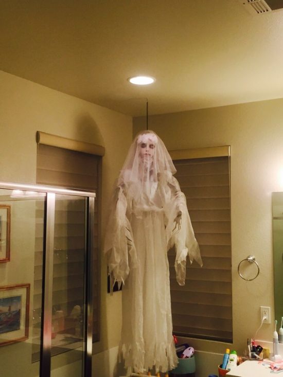 People Who Took Their Halloween Decorations To The Next Level (13 pics)