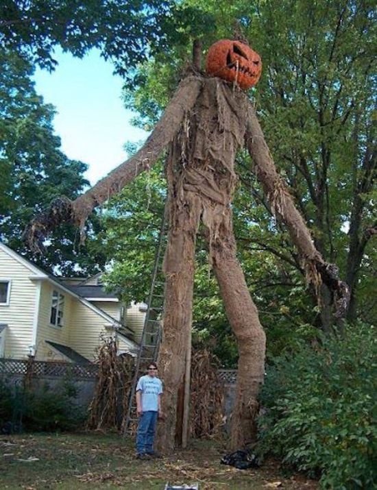 People Who Took Their Halloween Decorations To The Next Level (13 pics)