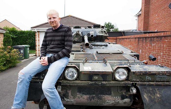 This Man Won A Tank At An Auction Then Realized He Had Nowhere To Park It (6 pics)