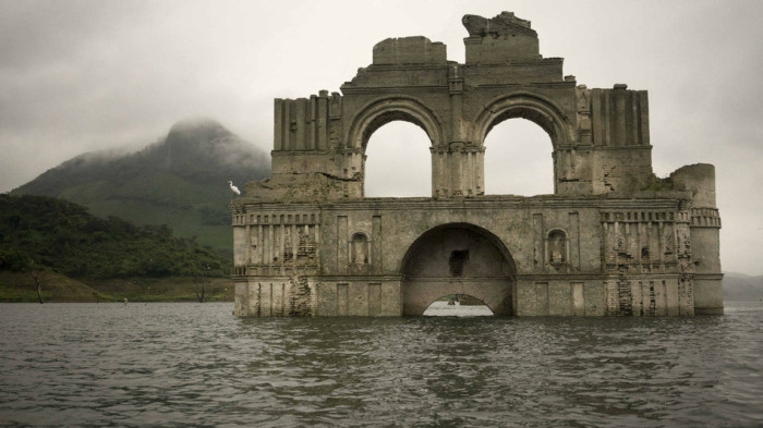 Colonial Era Church Rises From The Water In Mexico (4 pics + video)