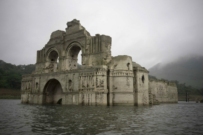 Colonial Era Church Rises From The Water In Mexico (4 pics + video)