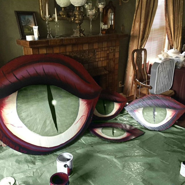 The Halloween Decorations On This House Are Stunning But Haunting (10 pics)