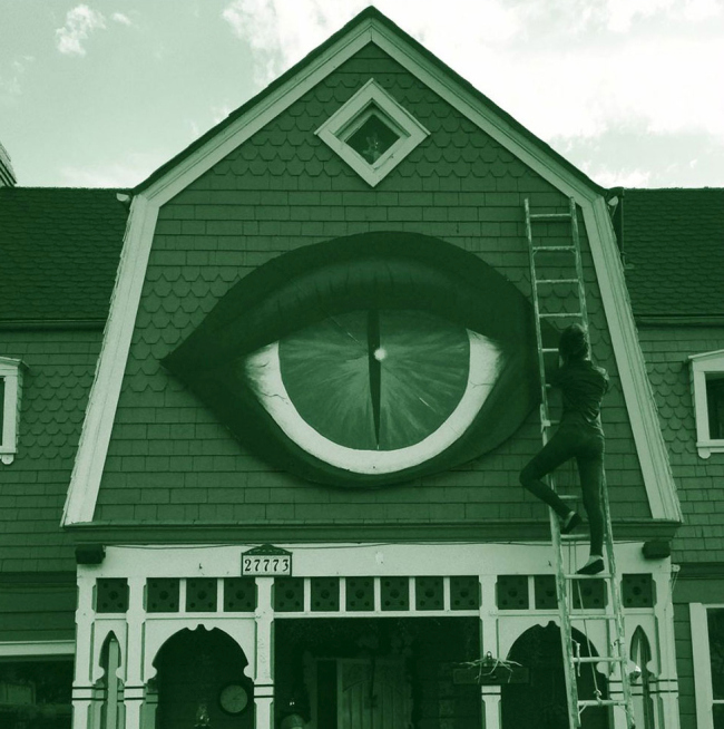 The Halloween Decorations On This House Are Stunning But Haunting (10 pics)