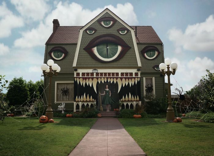 The Halloween Decorations On This House Are Stunning But Haunting (10 pics)