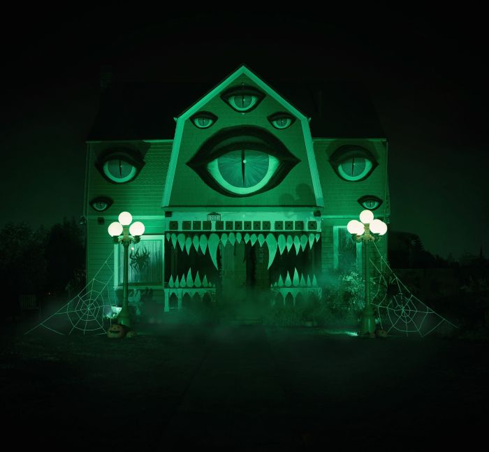 The Halloween Decorations On This House Are Stunning But Haunting (10 pics)