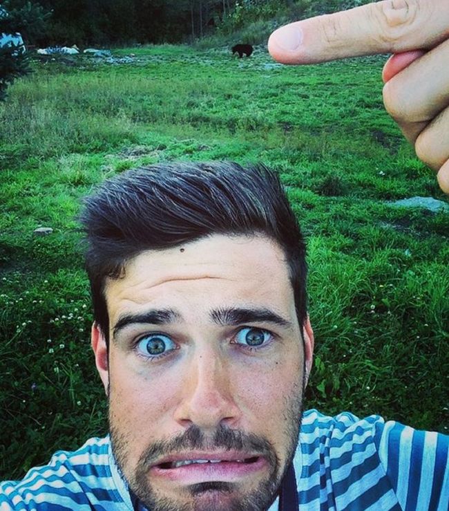 People Taking Selfies With Bears (9 pics)