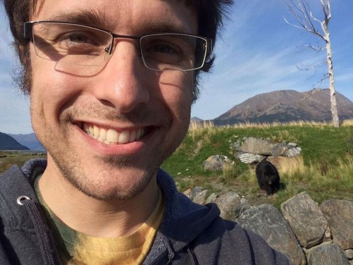 People Taking Selfies With Bears (9 pics)