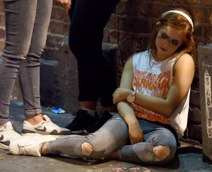 British Students Get Drunk And Run Wild In The Streets (41 pics)