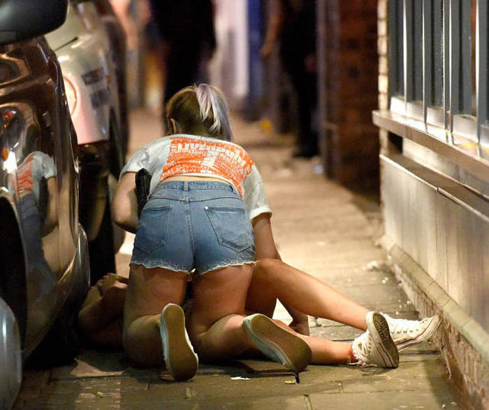 British Students Get Drunk And Run Wild In The Streets (41 pics)