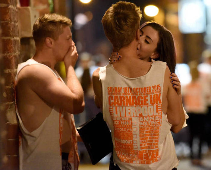 British Students Get Drunk And Run Wild In The Streets (41 pics)