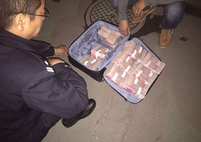Taxi Passenger Leaves One Million In Cash In The Truck (9 pics)