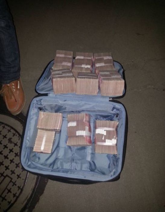 Taxi Passenger Leaves One Million In Cash In The Truck (9 pics)