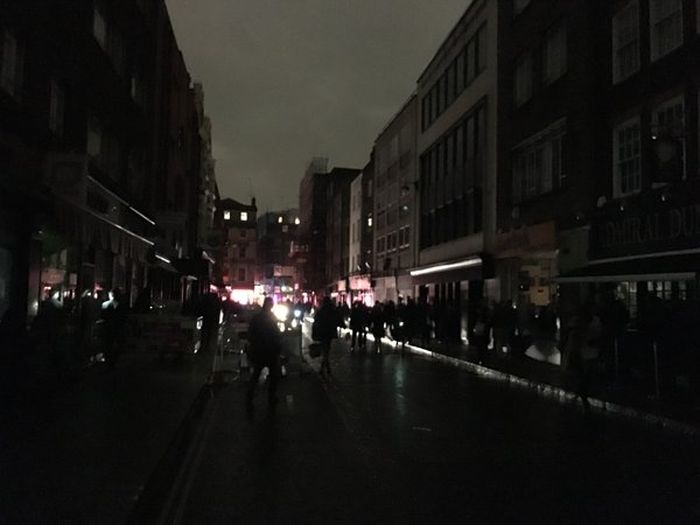 London Goes Dark During Power Outage (11 pics)