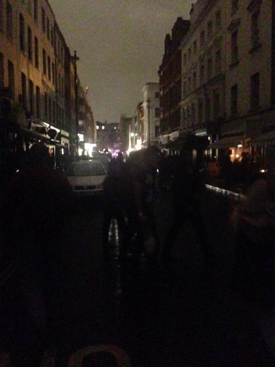 London Goes Dark During Power Outage (11 pics)