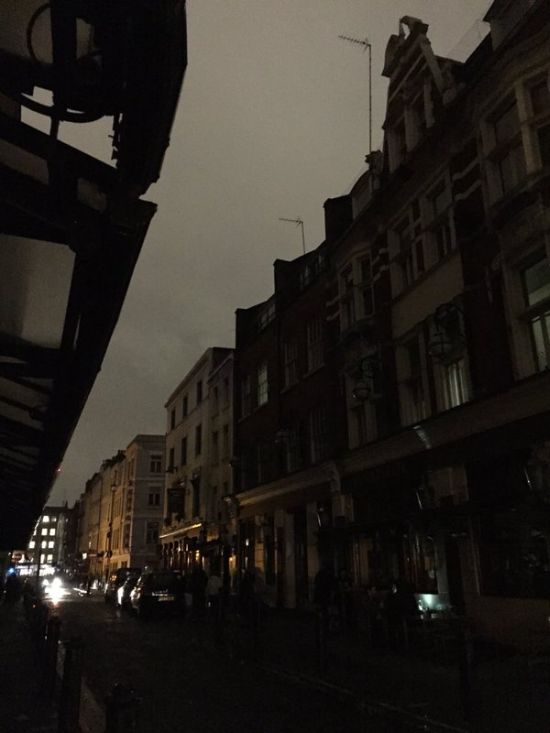 London Goes Dark During Power Outage (11 pics)