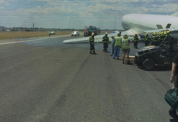 Landing Gear Breaks Off Of Plane In Johnnesburg (4 pics)