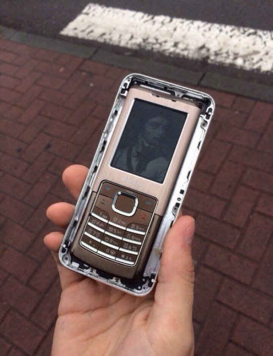 Don't Be Fooled, This Is Not An iPhone (2 pics)