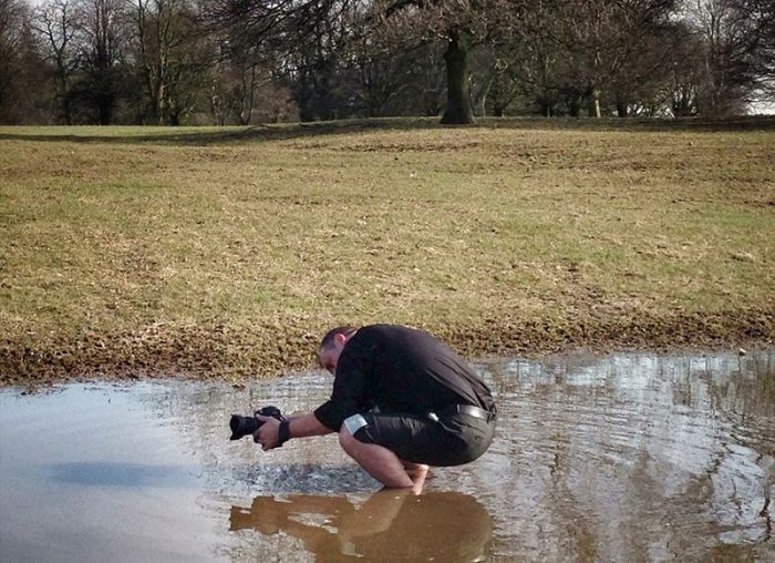 Photographer Gets His Feet Wet For A Wedding Photo (3 pics)