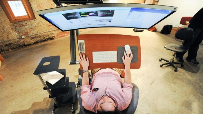 Incredible Workstation Allows You To Work While Lying Down (3 pics)