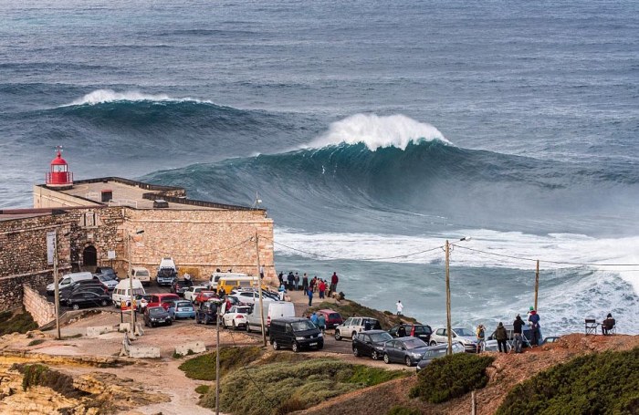 People Watch In Awe As Surfers Ride 100 Foot Waves (7 pics)