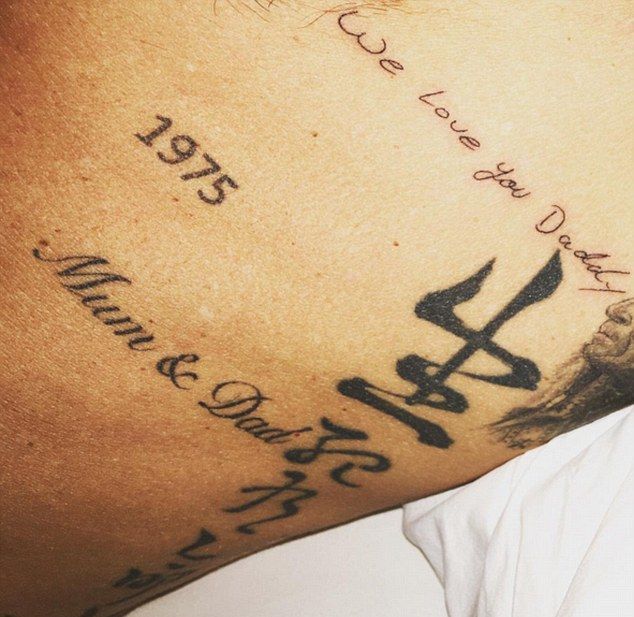David Beckham Shows Off His New Tattoo (4 pics)