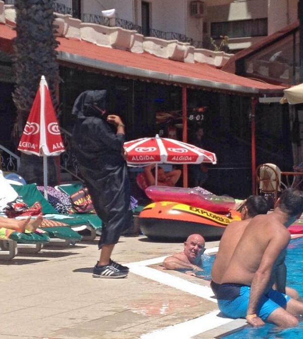 A Turkish Hotel Employee Dressed Up As ISIS And Terrified Tourists (2 pics)
