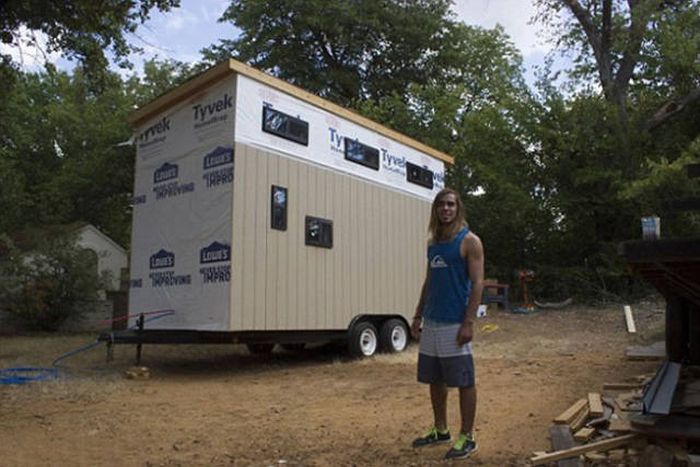 Man Cuts Down His Cost Of Living By Moving Into A Tiny House (9 pics)