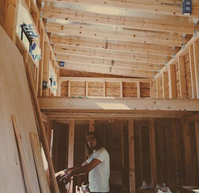 Man Cuts Down His Cost Of Living By Moving Into A Tiny House (9 pics)