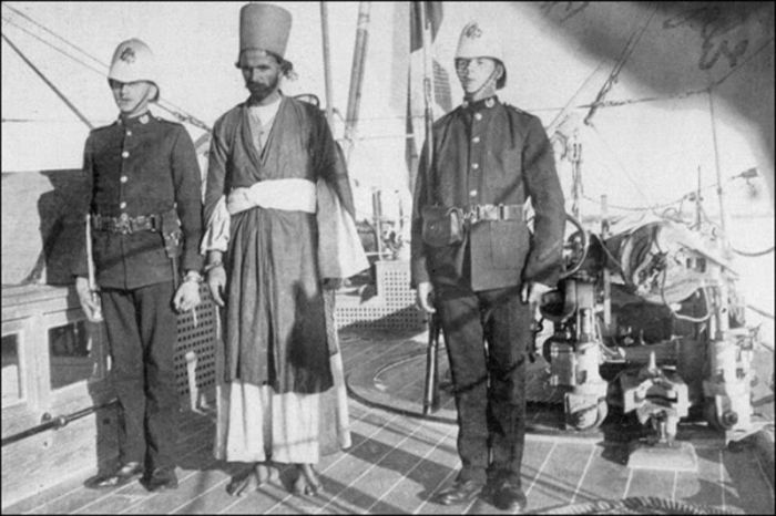 Vintage Photos Show Slave Shackles Being Removed By British Sailors (4 pics)