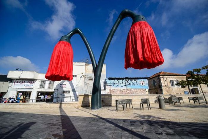 Self Inflating Giant Flowers Installed In The Streets Of Jerusalem (7 pics)