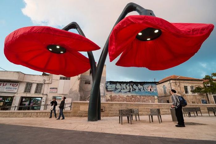 Self Inflating Giant Flowers Installed In The Streets Of Jerusalem (7 pics)
