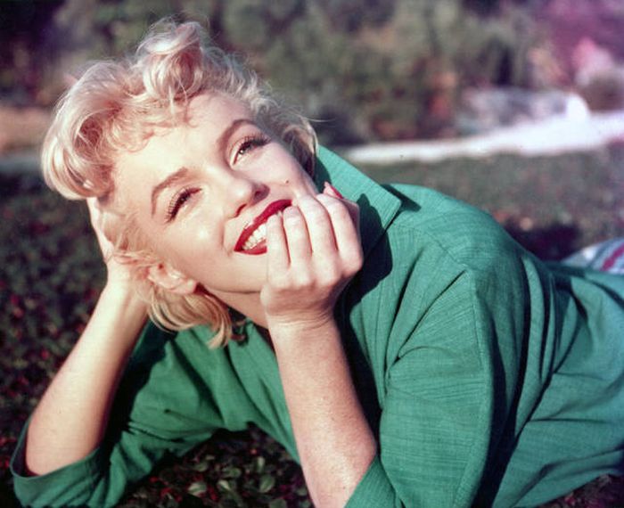Dead Celebrities That Are Still Making Huge Money From Beyond The Grave (13 pics) Dead Celebrities That Are Still Making Huge Money From Beyond The Grave (13 pics)