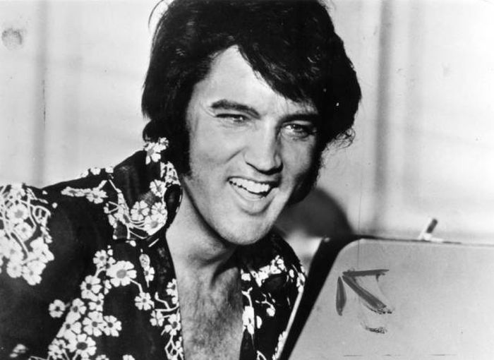 Dead Celebrities That Are Still Making Huge Money From Beyond The Grave (13 pics) Dead Celebrities That Are Still Making Huge Money From Beyond The Grave (13 pics)