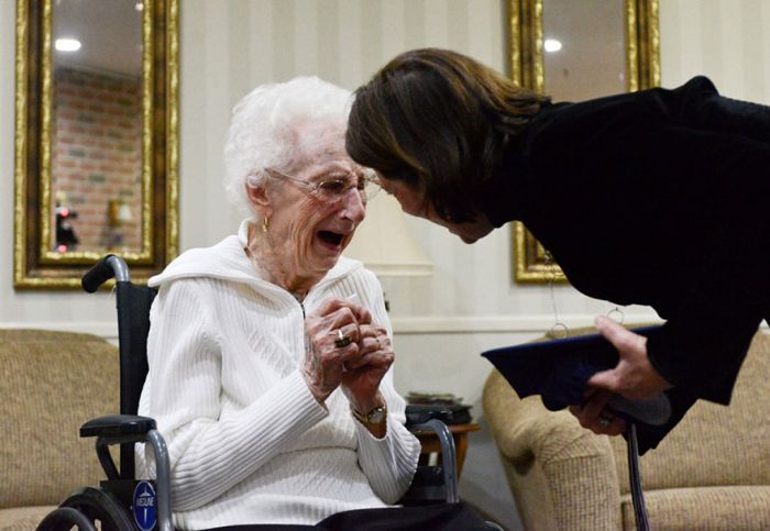 Woman Cries Tears Of Joy After Getting Her High School Diploma At 97 Years Old (6 pics)