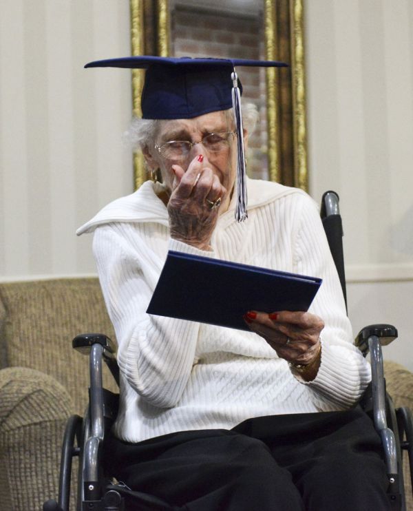 Woman Cries Tears Of Joy After Getting Her High School Diploma At 97 Years Old (6 pics)